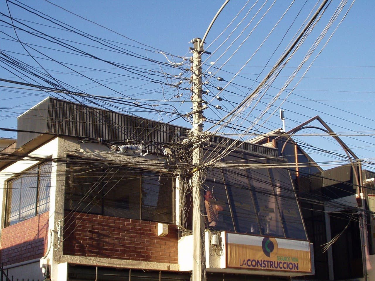 Cable Management: Beyond Aesthetics, Reclaiming Cognitive Bandwidth